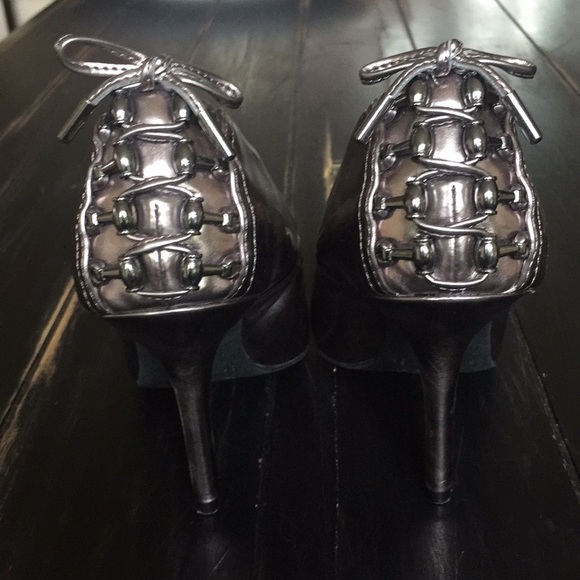 Metallic Pumps - Picture 2 of 5